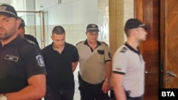 Съдебната охрана води Кирил Гочев към залата на Окръжния съд в Русе, 6 септември 2025 г.