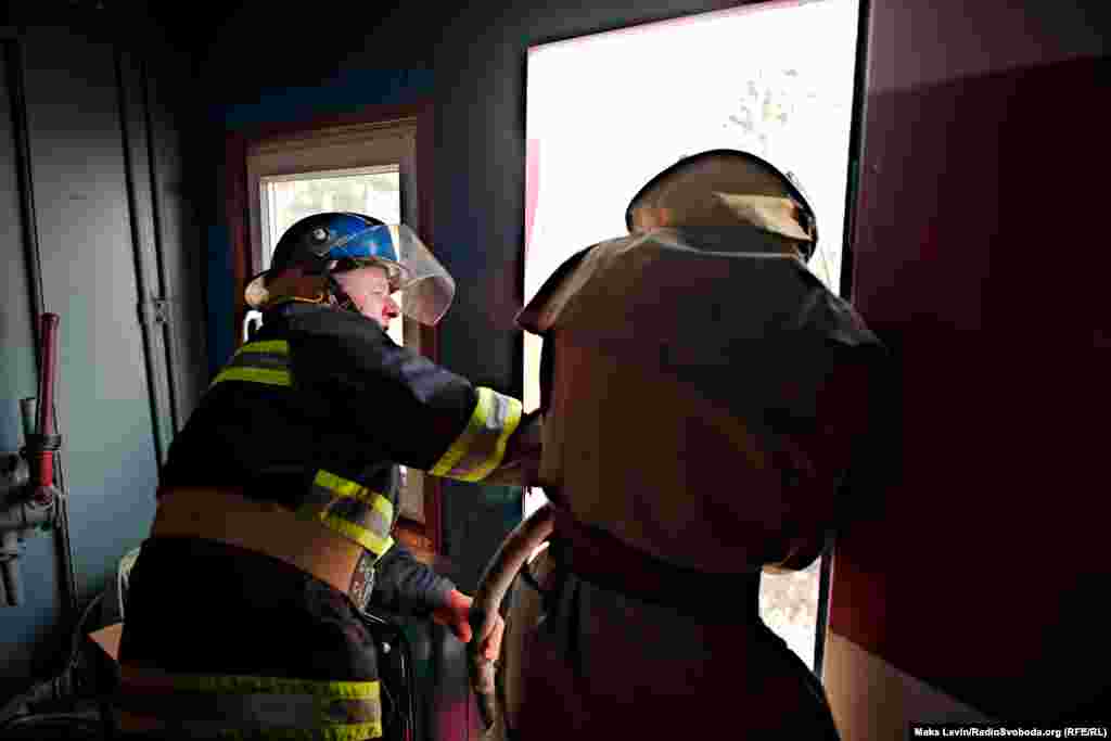 Пожежні під'їжджають впритул до вогню і заливають його водою прямо з поїзда