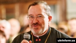 Єпископ Мукачівської греко-католицької єпархії Мілан Шашік звертається до учасників різдвяного концерту хорового співу в Хрестовоздвиженському кафедральному соборі. Ужгород, 8 січня 2014 року