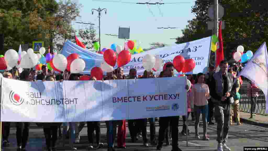 Такие предприятия, как Севастопольский морской завод, Инкерманский завод марочных вин, «Севастопольтелеком», «Севастопольгаз» организовали отдельные колонны под своей символикой