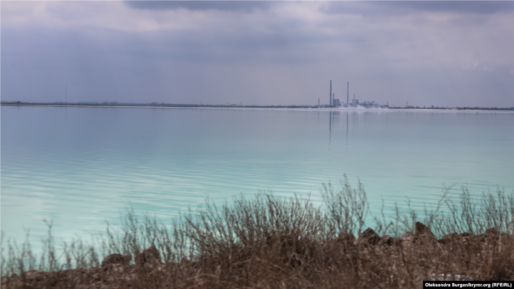 Заводу понадобился водоем, куда можно было бы сбрасывать сточные воды. В качестве такого водоема выбрали озеро Асс лиманного типа, не имеющее стоков
