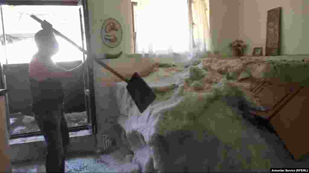 14 июля. Мужчина пытается разломать гигантский кусок льда, оказавшийся в его доме после шторма. Хозяин дома Лилик Авагян рассказал Армянской службе Радио Свобода, что ледяной паводок вошел в его дом сразу через оба входа. По его словам, когда вода отступила, его дом был заполнен слоем льда размером в 2 метра