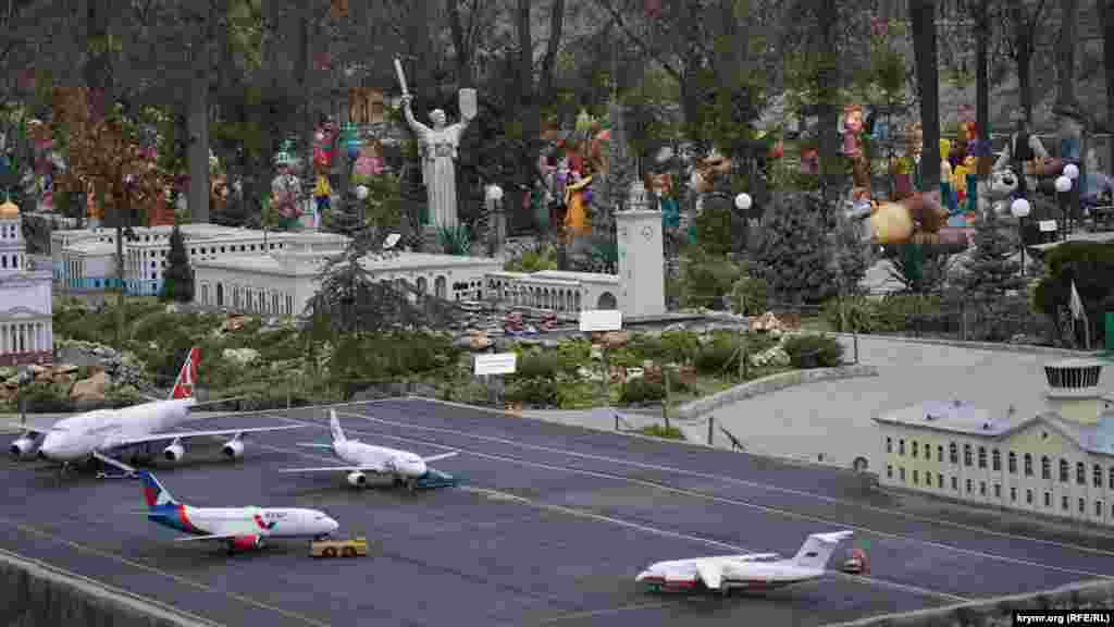 В парке миниатюр. На переднем плане – копия старого терминала Симферопольского аэропорта с пассажирскими самолетами, в том числе турецкой авиакомпании Turkish Airlines. Ее лайнеры летали в Крым до 2014 года