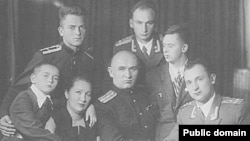 Петро Григоренко (посередині) з родиною, 1955 рік