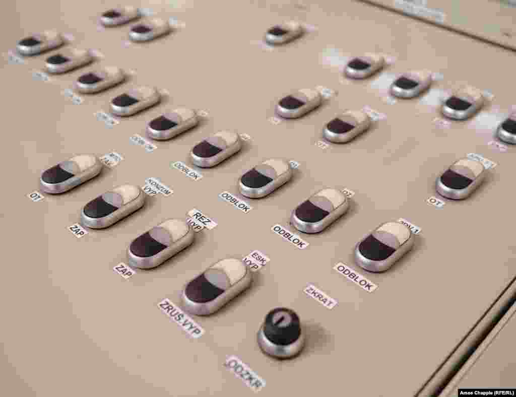 Кнопки на столі в диспетчерській укриття OSM. У зв&#39;язку з нещодавньою ескалацією відносин між Росією та Заходом одна з постійних претензій до системи укриттів &ndash; її вартість &ndash; зійшла нанівець