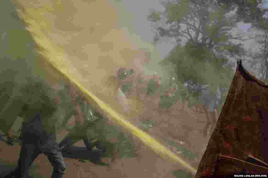 Нейп’їдо. Протестувальники намагаються прикритися від залпу вогнегасника і сльозогінного газу