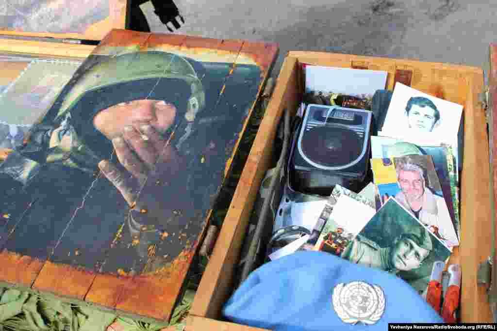 В одному з таких ящиків зберігаються речі «кіборга» Ігоря Брановицького. Боєць 90-го окремого аеромобільного батальйону загинув 21 січня 2015 року. За розповідями очевидців, його вбив пострілами в голову бойовик, громадянин Росії Арсеній Павлов із позивним «Моторола». Брановицький після підриву терміналу залишився рятувати життя поранених товаришів і потрапив у полон. Особисті речі загиблого передала волонтеру Павлу Нетьосову мати бійця