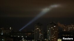 Українські військові за допомогою прожектора шукають безпілотники в небі над Києвом, 27 лютого 2023 року
