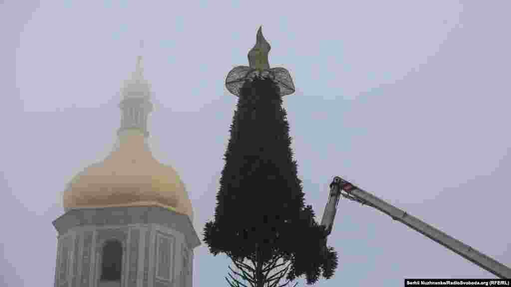 «Не буде фудкортів, концертів, анімаційних програм. Киян та гостей міста на Софійській площі чекатимуть артінсталяції, сувеніри, напої та снеки. Однак хочу наголосити, що ми цього року презентуємо новий новорічний маршрут», – сказав Воронін