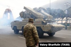 Російський зенітно-ракетний комплекс «Оса». Росія роками продає озброєння і військове обладнання і Азербайджанові, і Вірменії