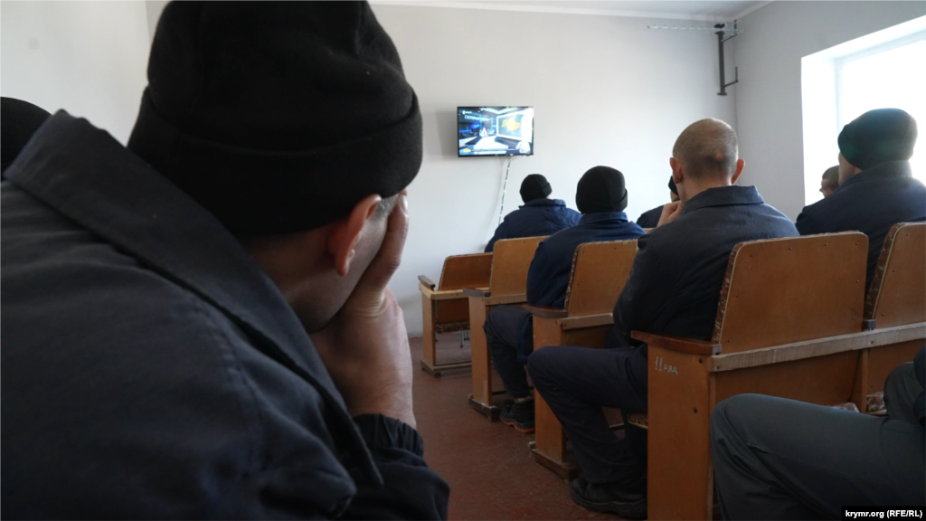 Российские военнопленные смотрят «Единый марафон» в комнате отдыха. Весь персонал лагеря говорит с пленными на украинском, говорят, что пленные уже привыкли и все понимают
