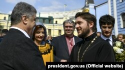 Президент України Петро Порошенко спілкується із речником Православної церкви України Іваном Сидором. Київ, 21 квітня 2019 року