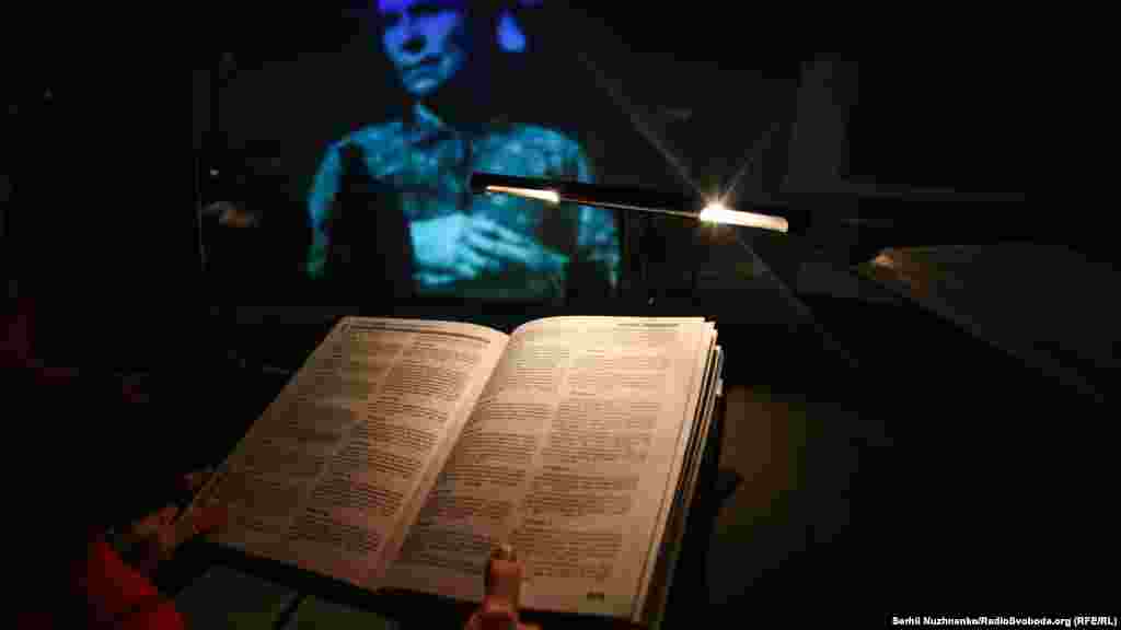 У листопаді 2006 року Верховна Рада України визнала Голодомор 1932–1933 років геноцидом українського народу. Демографи кажуть, що загальна кількість людських втрат від Голодомору 1932–33 років становить майже 4 мільйони осіб, а ненародженими – понад 6 мільйонів. Дослідник архівів професора Василь Морочко ж вважає, що прямих смертей від штучного голоду було понад 7 мільйонів, а фізичних і моральних травм зазнали до 18 мільйонів людей.