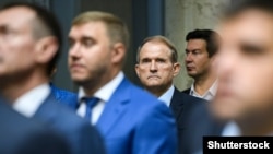 Виктор Медведчук считался одним из самых влиятельных людей Украины в начале двухтысячных. Теперь на телевидении обсуждают, можно ли обменять его в Россию