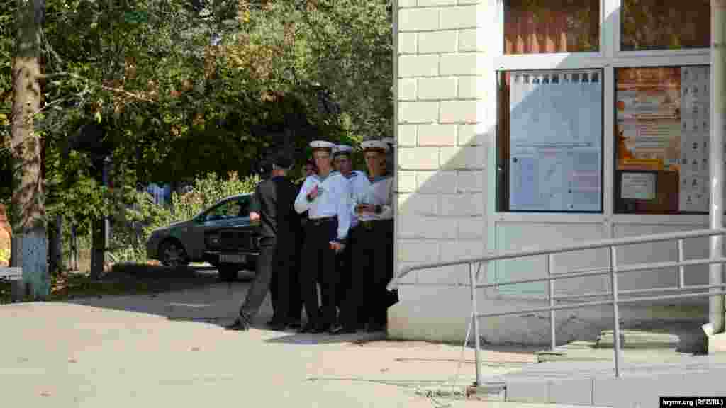 На избирательный участок №80 «Театр юного зрителя» в Севастополе курсанты шли колоннами в сопровождении своих непосредственных начальников