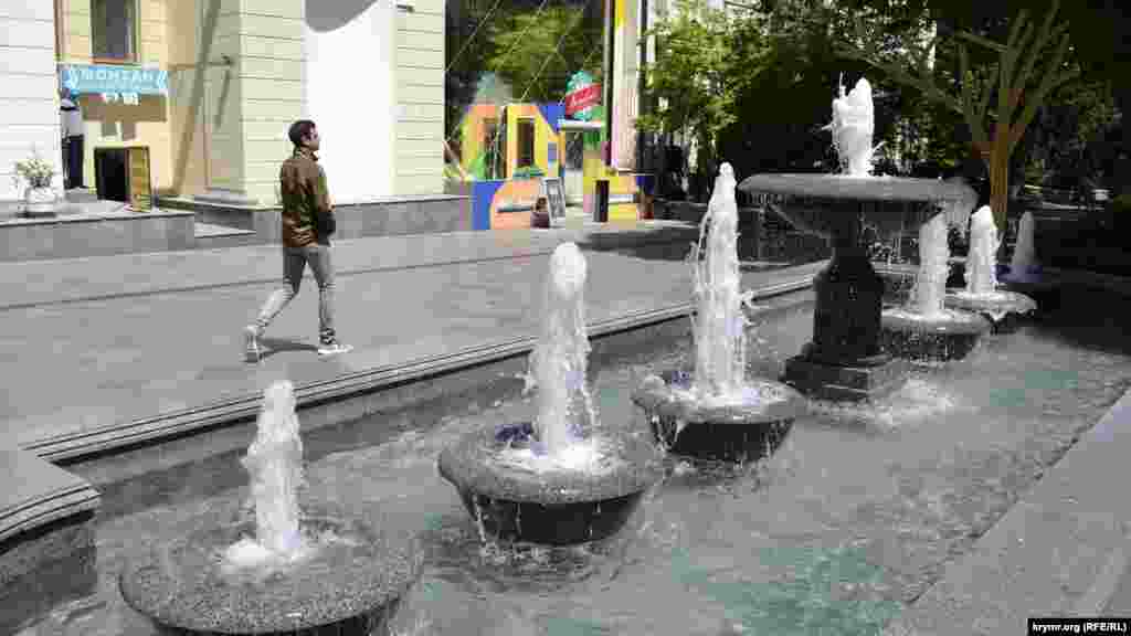 После зимней «спячки» заработали городские фонтаны. На Пушкинском бульваре струи бьют в полную силу