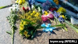 В цветах украинского флага: как в Крыму и Севастополе почтили память Тараса Шевченко (фотогалерея)