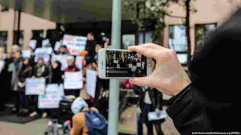 Наразі триває конкурс на зайняття 120 посад у чотирьох касаційних судах у складі Верховного суду. Ці судді призначатимуться довічно та матимуть зарплату понад 100 тисяч гривень. 75% учасників конкурсу – чинні судді. Як і кого вони судили за часів Януковича та під час Революції гідності – невідомо, оскільки їхніх повних досьє немає у відкритому доступі