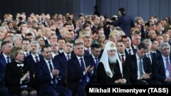 Російські діячі слухають щорічне послання Володимира Путіна Федеральним зборам Російської Федерації