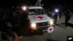 Червоний Хрест доставляє звільнених ізраїльських заручників із Смуги Гази до Єгипту, 29 листопада 2023 року