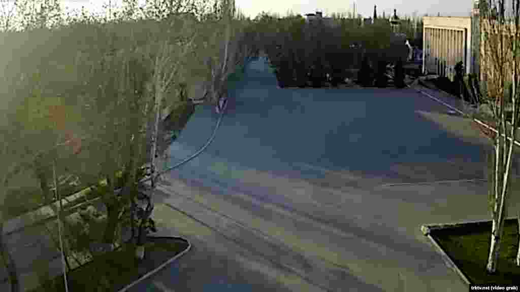 Площадь Красноперекопска вечером. На ней – ни души