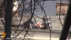 «Беркут» кидає гранати з даху будинку