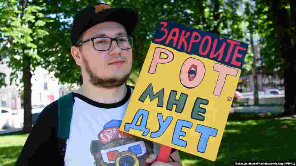 Учасник акції каже, що не може спокійно проїхати в громадському транспорті – люди поряд постійно говорять, і постійно це якась нісенітниця