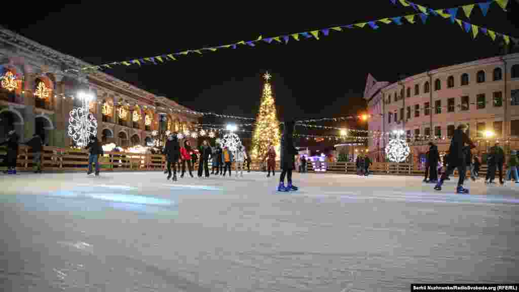 «Петриківський розпис», Контрактова площа. На світлині: ковзанка на Подолі