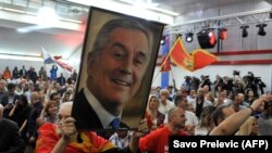 Simpatizeri DPS-a sa portretom Mila Đukanovića slave podbjedu na izborima, Podgorica, 15. april 2018.