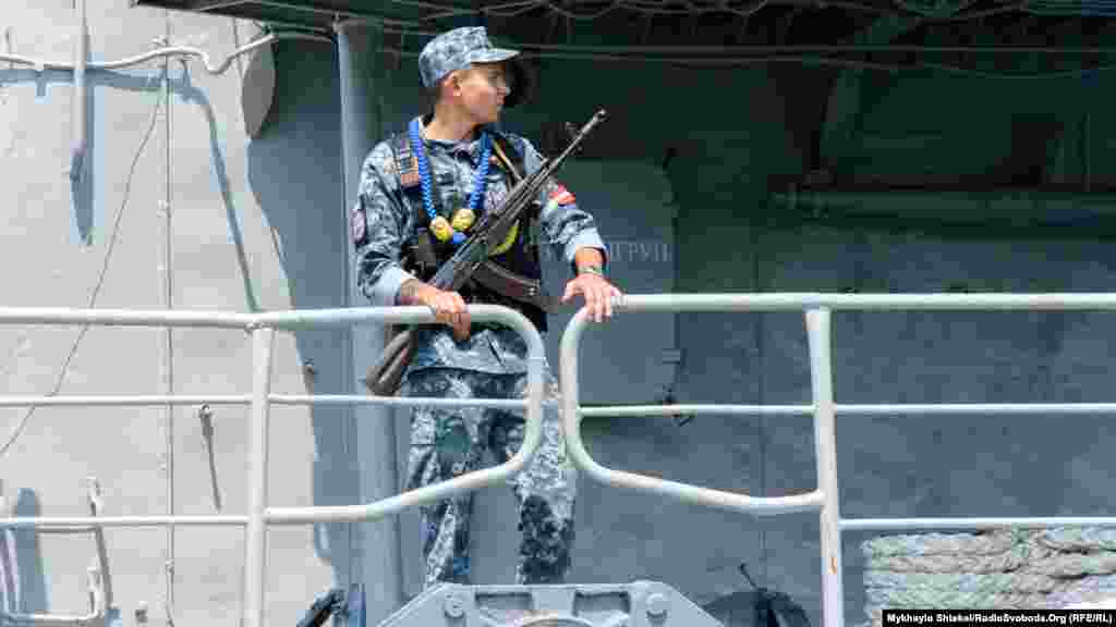 За тренуванням спостерігає черговий на фрегаті «Гетьман Сагайдачний»