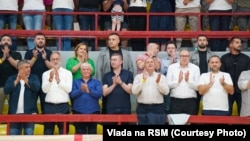 Makedonski premijer Hristijan Mickoski (u sredini) i drugi zvaničnici na košarkaškoj utakmici u Kumanovu, 3. avgusta 2025.