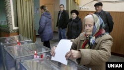 Голосування на одній з виборчих дільниць у селищі Шевченко (Красноармійський район, Донецька область). 25 жовтня 2015 року