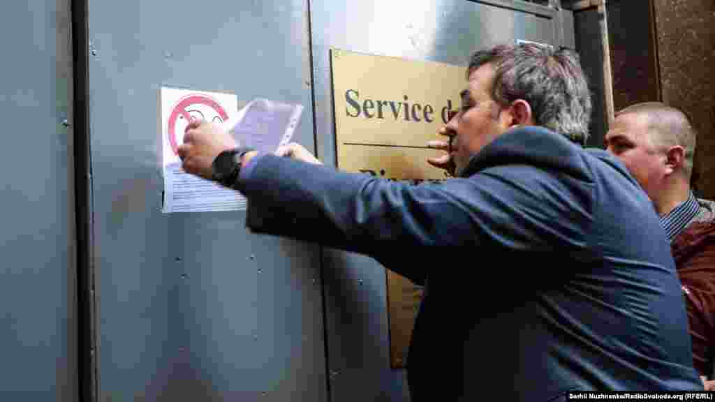 Біля французького посольства вони залишили звернення до президента Франції Емманюеля Макрона  