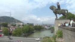 «Їмо хінкалі і насолоджуємося». Як туристи з Росії реагують на заборону польотів до Грузії – відеосюжет «Їмо хінкалі і насолоджуємося». Як туристи з Росії реагують на заборону польотів до Грузії – відеосюжет