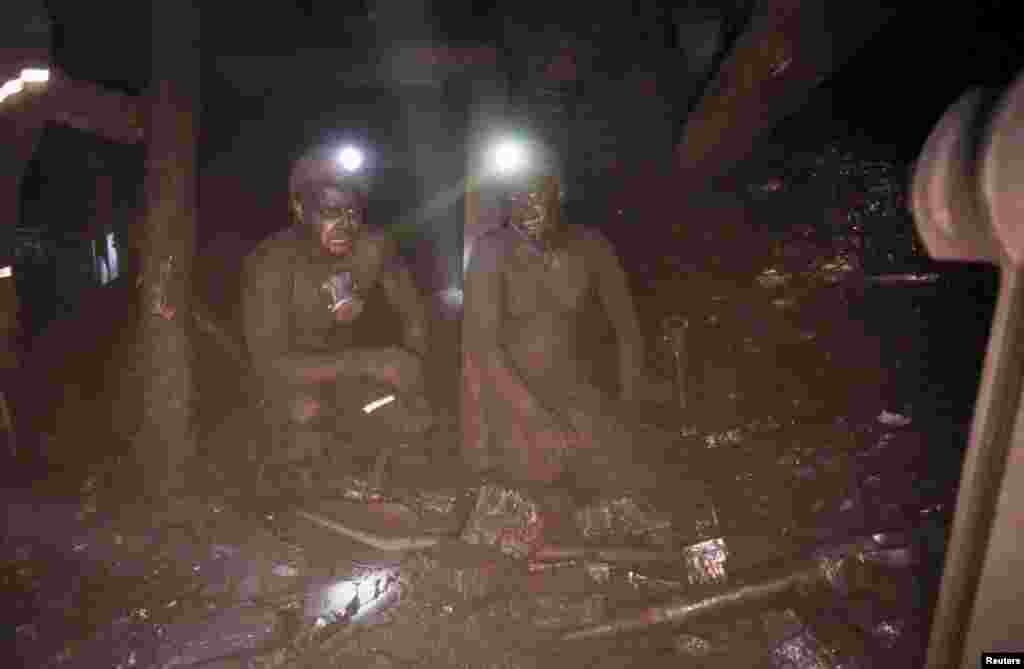 Шахтарі відпочивають після роботи з відбійними молотками у забої шахти імені Лутугіна, що неподалік окупованого російськими гібридними силами міста Чистякового (колишня назва «Торез»), Донецька область, 14 серпня 2019 року