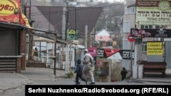 Хасид на вулиці Умані, недалеко від могили цадика Нахмана, під час карантину в місті, 10 квітня 2020 року