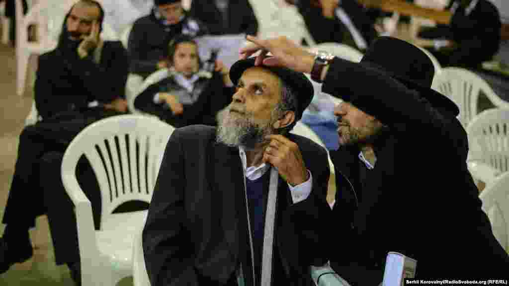 Хасиды собрались на молитву в здании, которое в остальные дни года имеет исключительно промышленное значение – это обычный цех советских времен 