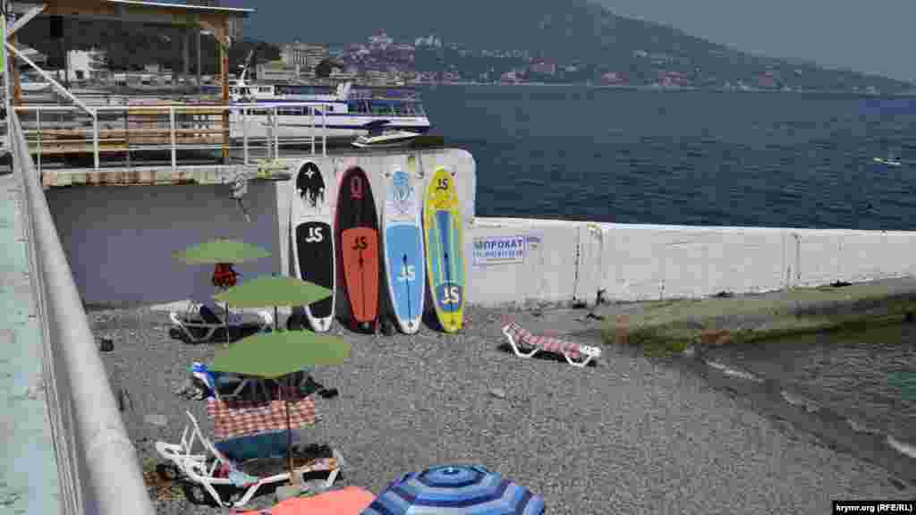 Популярностью у отдыхающих пользуется прокат сапбордов, на которых можно плавать вдоль берега («СПА Ливадийский»)