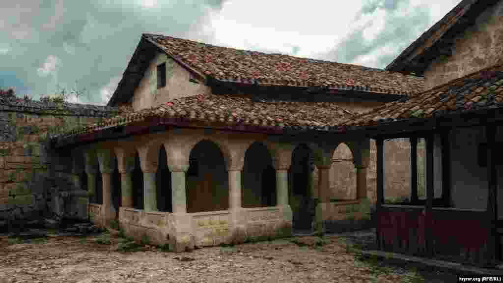 Караимы по языку, фольклору, бытовым обычаям и образу жизни похожи на тюркские народы. Однако традиционно они исповедовали караизм — религию сродни иудаизму