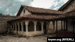 Чуфут-Кале – сакральное место караимов в Крыму, здесь размещался древний пещерный город, архивное фото