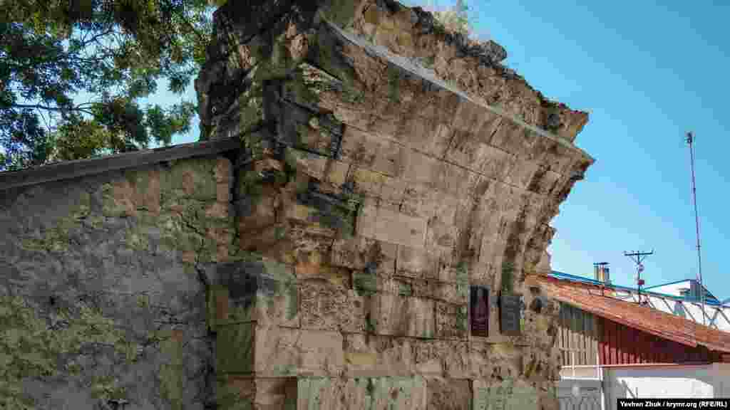 Вціліла частина акведука. Аркова частина конструкції давно зруйнувалася. На колоні – українська табличка «Пам'ятка архітектури»