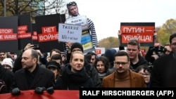 (Л-П) Російський опозиційний політик Володимир Кара-Мурза, Юлія Навальна та російський опозиційний політик Ілля Яшин на демонстрації проти вторгнення РФ в Україну в Берліні, 17 листопада 2024 року