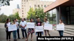 აქცია მთავარ პროკურატურასთან. სამოქალაქო სექტორის წარმომადგენლები ხანუმ ჯეირანოვას თვითმკვლელობის საქმის გამოძიებას მოითხოვენ. 2015 წლის 18 სექტემბერი