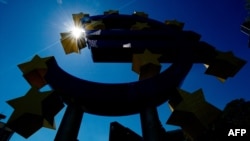 Почти треть активов "небанковских" финансовых компаний сосредоточена в еврозоне, более трети - в США