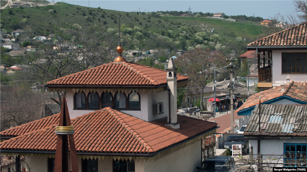 Считается, что Бахчисарай основан в XV веке ханом Менгли I Гераем, который перенес сюда столицу ханства из Солхата, однако поселения в этих местах существовали с более давних времен 