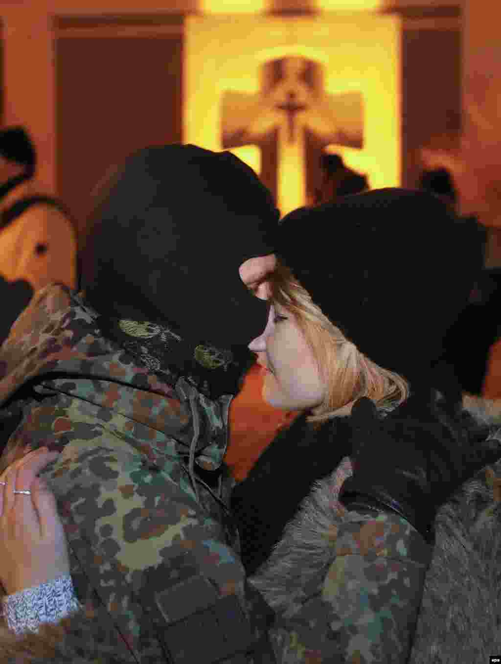 Дівчина проводжає волонтера батальйону «Азов» на Схід. Київ, 3 січня 2015 року