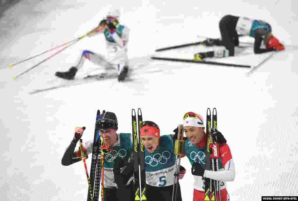 Лыжное двоеборье (трамплин и гонка 10 километров): Лукас Клапфер из Австрии («бронза»), Эрик Френцель из Германии («золото») и Акито Ватабе из Японии («серебро») после финиша