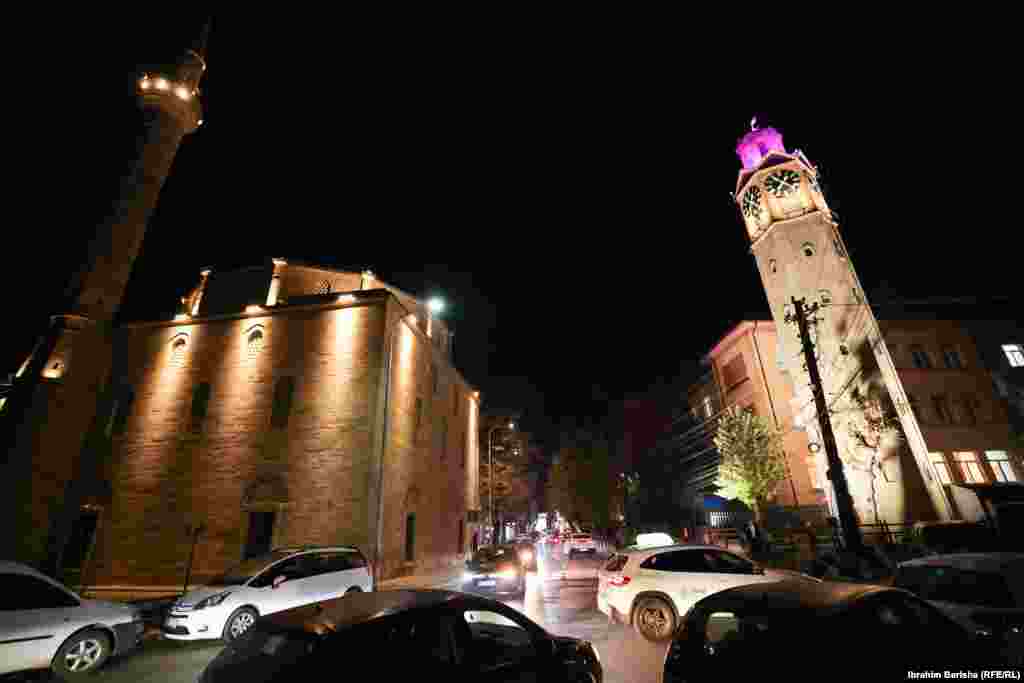 U okviru aktivnosti organizovanih u oktobru, sa ciljem podizanja svesti o značaju ranog otkrivanja raka dojke, u Prištini je održana i šetnja. Na fotografiji: Sahat-kula u ružičastoj boji