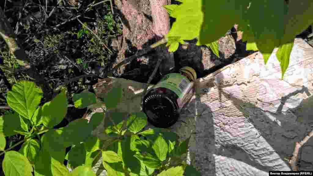 Сейчас же лестница выглядит неухоженно – на ней появились трещины, разломы и надписи на стенах