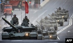 Ushtarët rus me tanket e llojit T-90M gjatë ushtrimeve për paradën ushtarake për Ditën e Fitores. Moskë, 3 maj 2025.